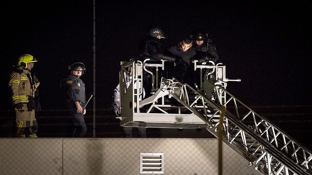 Motín «planificado» en Valencia: ramas, piedras y extintores contra la Policía