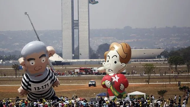 Muñecos gigantes que parodian a Dilma Rousseff y Lulo Da Silva es ubicado por protestantes en Brasil