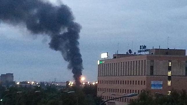 Un incendio quema veinticinco coches de un desguace de Valencia