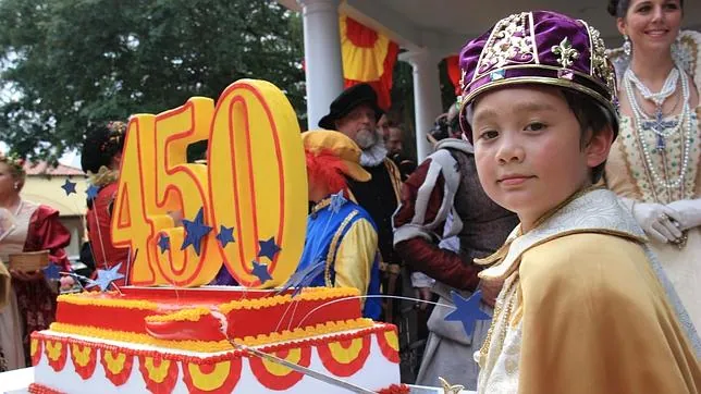 Joseph Riley Solana, en el papel del rey Juan Carlos, corta la tarta de cumpleaños con motivo del 450 aniversario de San Agustín (Florida)