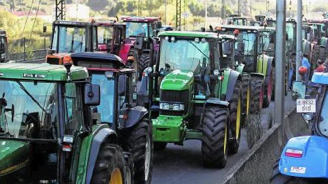 Miles de tractores rodearon la ciudad desde el medio día de ayer, llegando a complicar el tráfico y los accesos