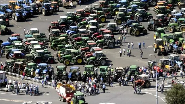 Centenares de tractores durante la concentración de ganaderos convocados por los principales sinicatos agrarios