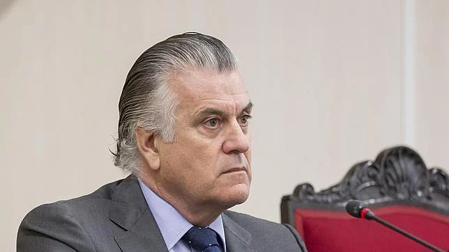 El extesorero del PP, Luis Bárcenas, atiende en el juicio laboral que le enfrentó a la formación política