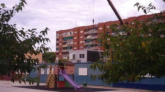 Imagen de la instalación del barracón a doble altura en el colegio público valenciano