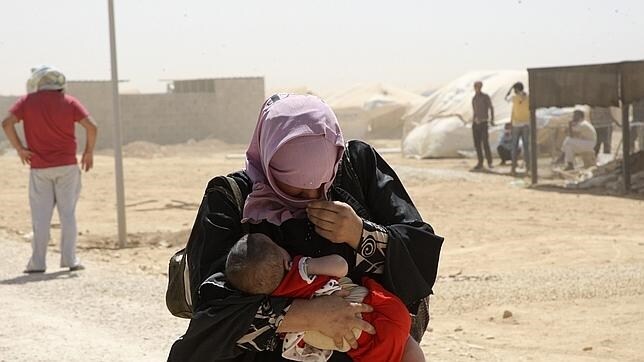 Una refugiada siria con su hijo en un campo de refugiados en Jordania