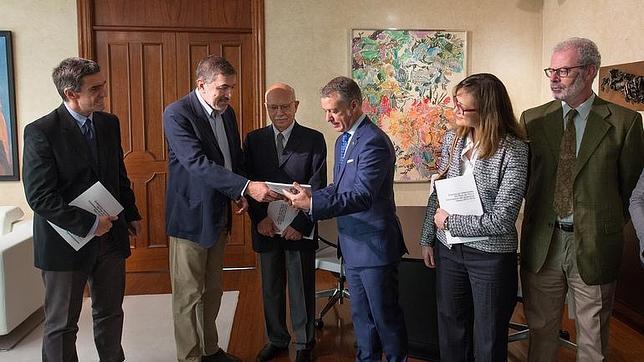 Expertos reclutados por Urkullu acusan al Gobierno de «no implicarse a fondo» en el desarme de ETA