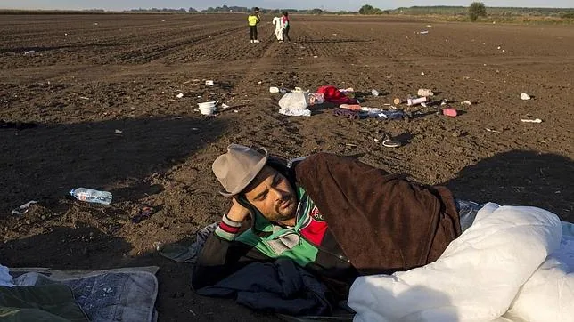 Un inmigrante descansa en Röszke, Hungría