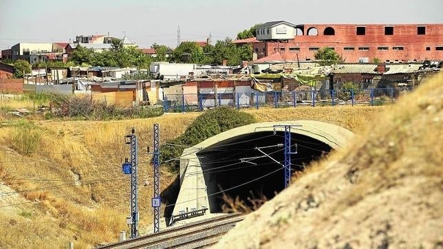 Dos focos chabolistas se asientan sobre el túnel del AVE en la Cañada Real Galiana