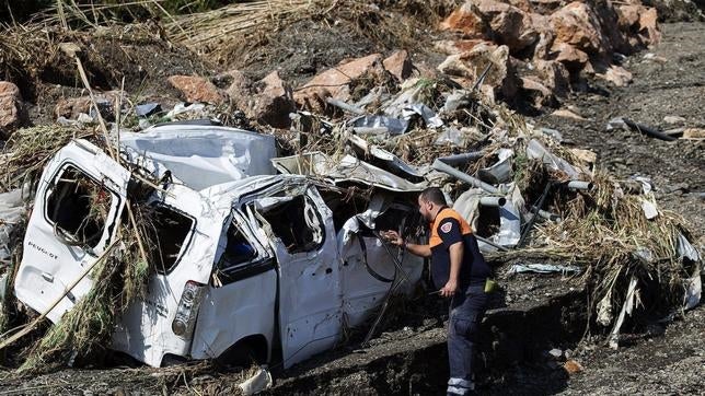 Un efectivo de Protección Civil durante la búsqueda de víctimas mortales en la localidad de Albuñol, Granada