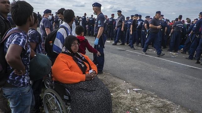 La avalancha de inmigrantes desborda a la Policía húngara