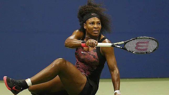 La jugadora de tenis estadounidense Serena Williams, luchando contra su hermana Venus