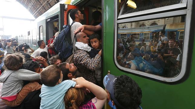 Caos en la estación de Budaspest tras la retirada de la Policía húngara