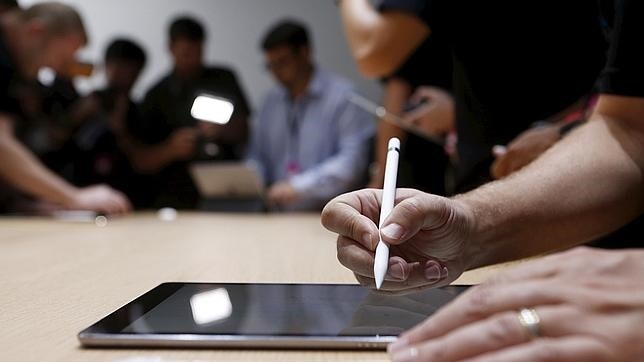 Un asistente prueba el Apple Pencil del iPad Pro