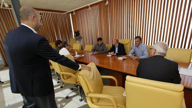 Natxo Bellido (de cara, a la derecha) junto al alcalde, el primer teniente de alcalde y los directivos de Ikea
