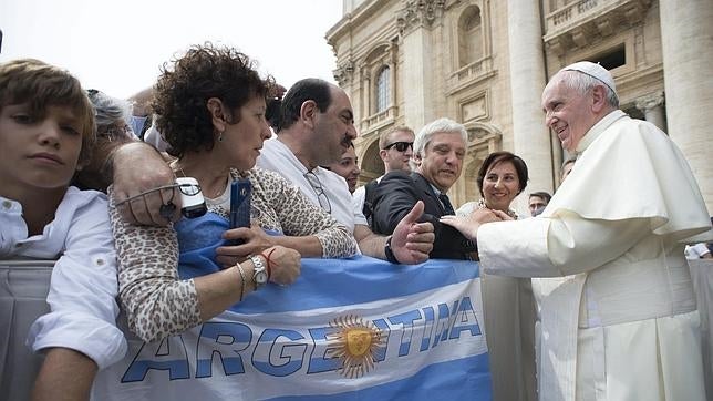 El obispo de Washington dice que el Papa quiere «abrazar» a los hispanos