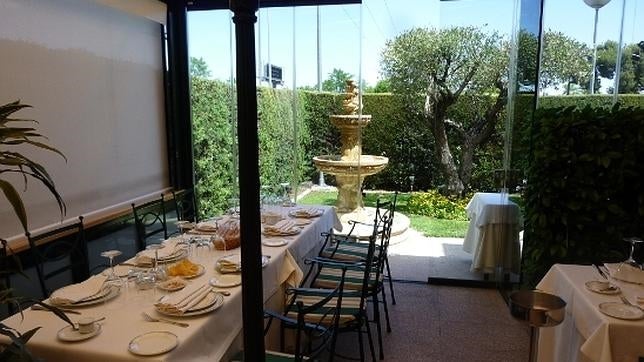 Vista de uno de los comedores con la instantánea de los jardínes de fondo