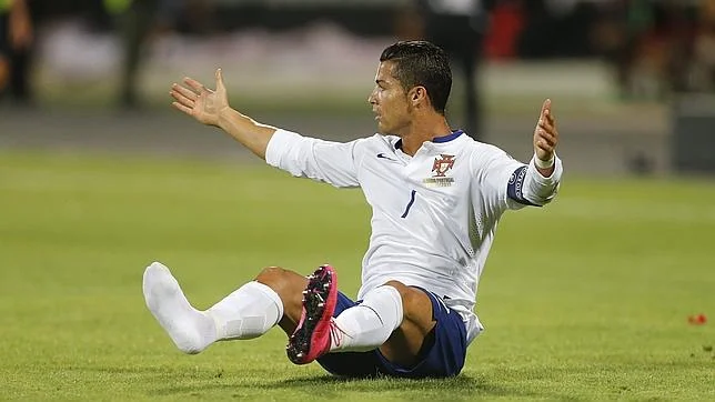Cristiano Ronaldo protesta al árbitro durante el partido entre Albania y Portugal