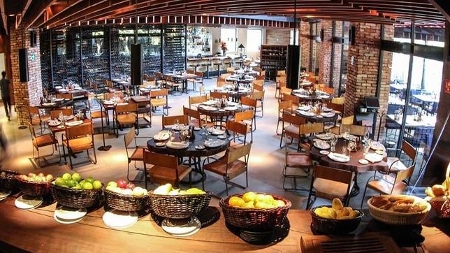 En la imagen, el interior espacioso del restaurante Rubaiyat