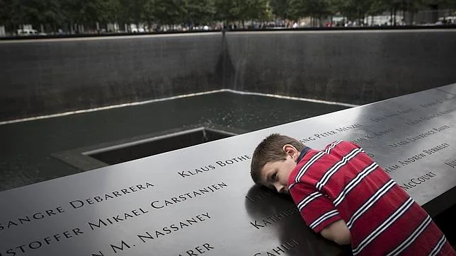 Un niño sobre el monumento a las víctimas de las Torres Gemelas