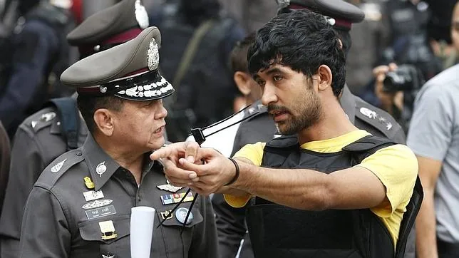 El sospechoso Yusufu Miraili durante una reconstrucción de los hechos del atentado de Bangkok