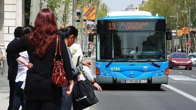 Viajeros, a punto de subirse a un autobús de la EMT