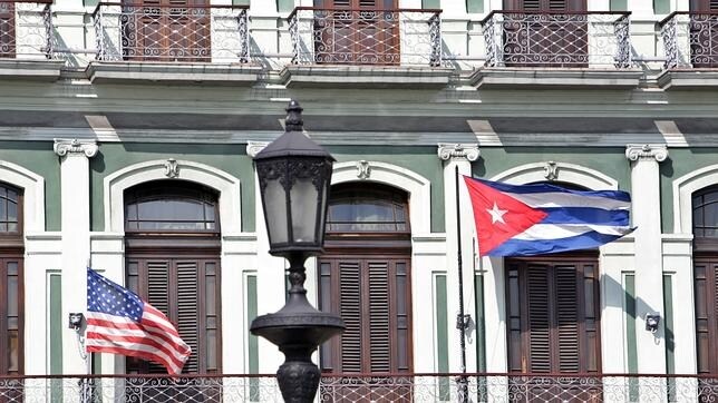Las banderas de ambos países ondean en La Habana