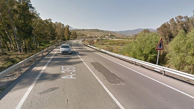 Un fallecido y dos heridos al caer su coche por un desnivel de 20 metros en Málaga