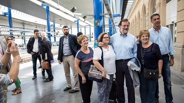 Rajoy y Pedro Sánchez coinciden en el AVE a Madrid