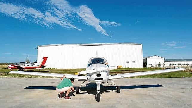 Dos gibraltareños, detenidos por sobrevolar el espacio aéreo de Barajas