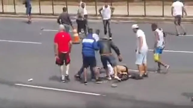 Un grupo de ultras brasileños agreden brutalmente a un hincha rival en el suelo