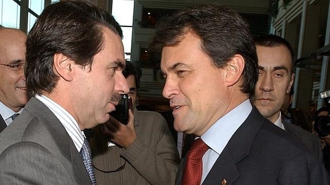 Aznar: «Si nacionalistas y populistas se unen, romperán el consenso político»