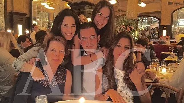 Gonzalo Vargas Llosa, en el centro, celebró su cumpleaños en Nueva York junto a sus hijas, su madre y su hermana Morgana