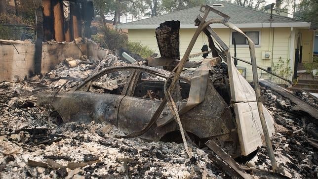 Miles de evacuados por el fuego en varios incendios en California