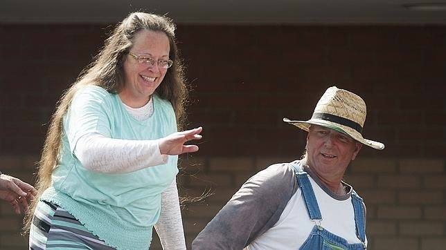 La funcionaria Kim Davis vuelve al trabajo y asegura que no autorizará las bodas gais