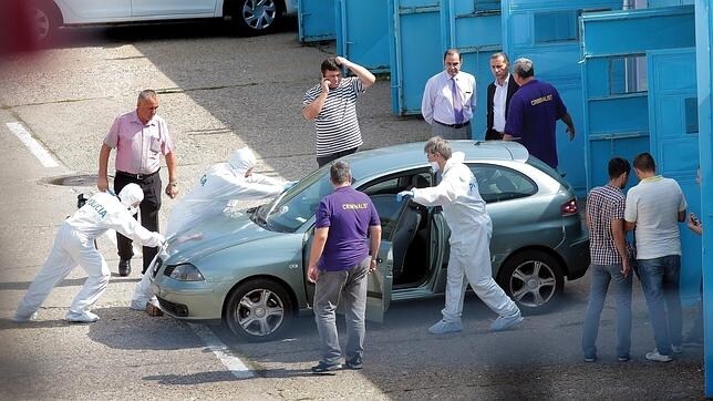Agentes de la policía científica española analizan el coche de Sergio Morate en Timisoara (Rumanía)