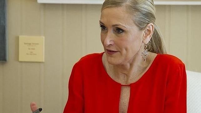 Cifuentes exige a las energéticas que no cobren la luz y el gas a las familias pobres