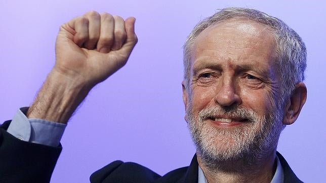 Corbyn se niega a cantar el himno en un oficio por los caídos en la Batalla de Inglaterra