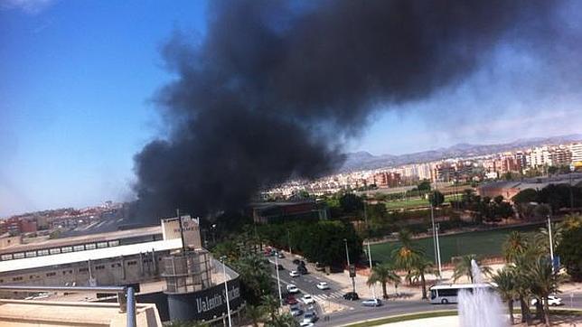 Un hombre resulta herido en un incendio en el polígono industrial de Altabix