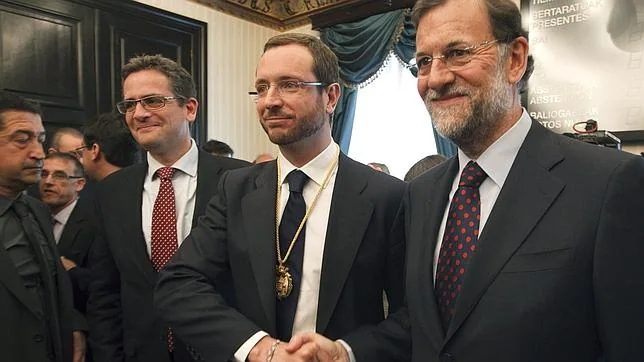 Javier Maroto junto a Mariano Rajoy en su toma de posesión como alcalde