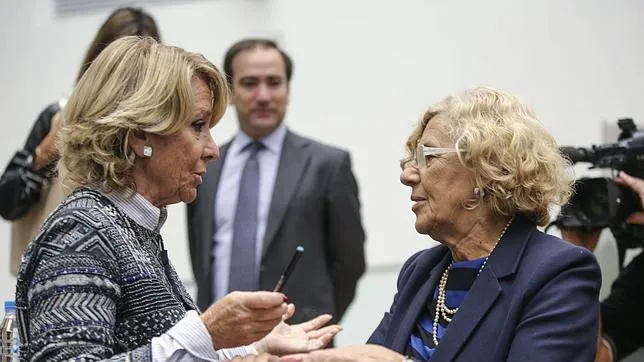 Esperanza Aguirre y Manuela Carmena tras el pleno extraordinario del Ayuntamiento