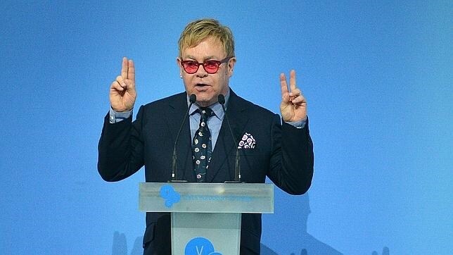 Elton John dice que habló con Putin sobre los gais en Rusia, pero el Kremlin lo niega