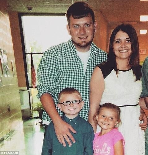 La desconcertante fotografía de unos niños posando sonrientes frente al cadáver de su padre