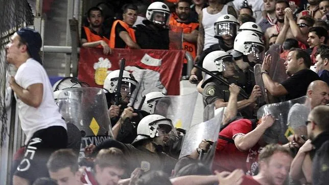 La policía griega carga en las gradas contra la afición del Bayern