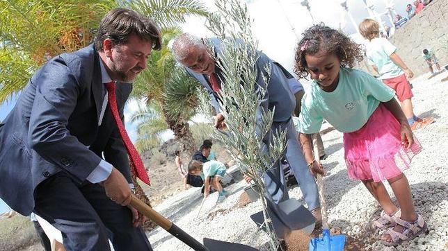 Alonso y Cendagorta plantan un olivo con una niña