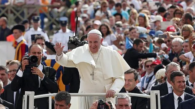 El Papa a su llegada a la audiencia general celebrada en la plaza de San Pedro del Vaticano este miércoles