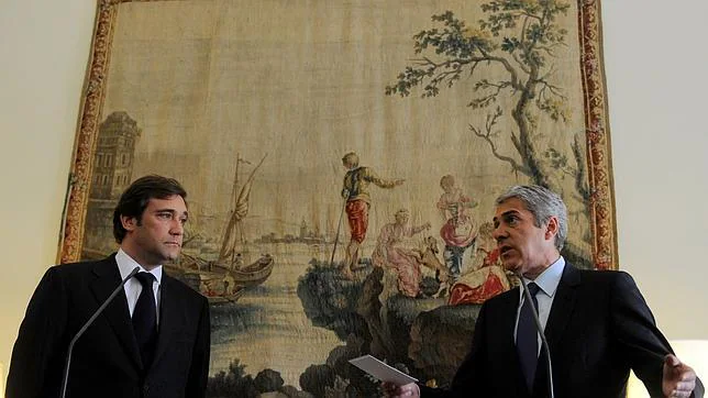 Foto de archivo del entonces primer ministro, José Socrates (derecha), junto al líder opositor de entonces y sucesor del socialista al frente del Gobierno luso, Passos Coelho