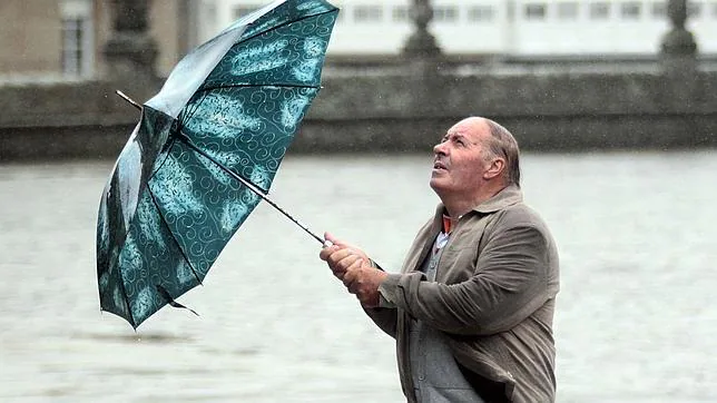 Un señor contempla la fachada del Obradoiro este martes bajo la lluvia
