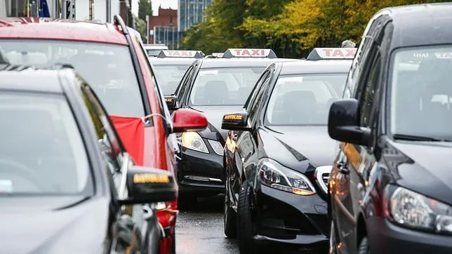 Un buen número de taxistas ha protestado en Bruselas contra Uber