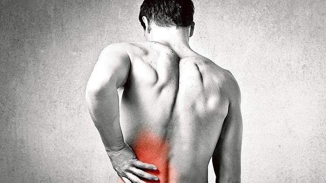La lumbalgia se manifiesta con un dolor fuerte y punzante en la parte inferior de la espalda