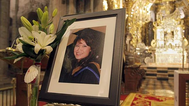 Una fotografía de Denise estuvo sobre el altar durante la ceremonia
